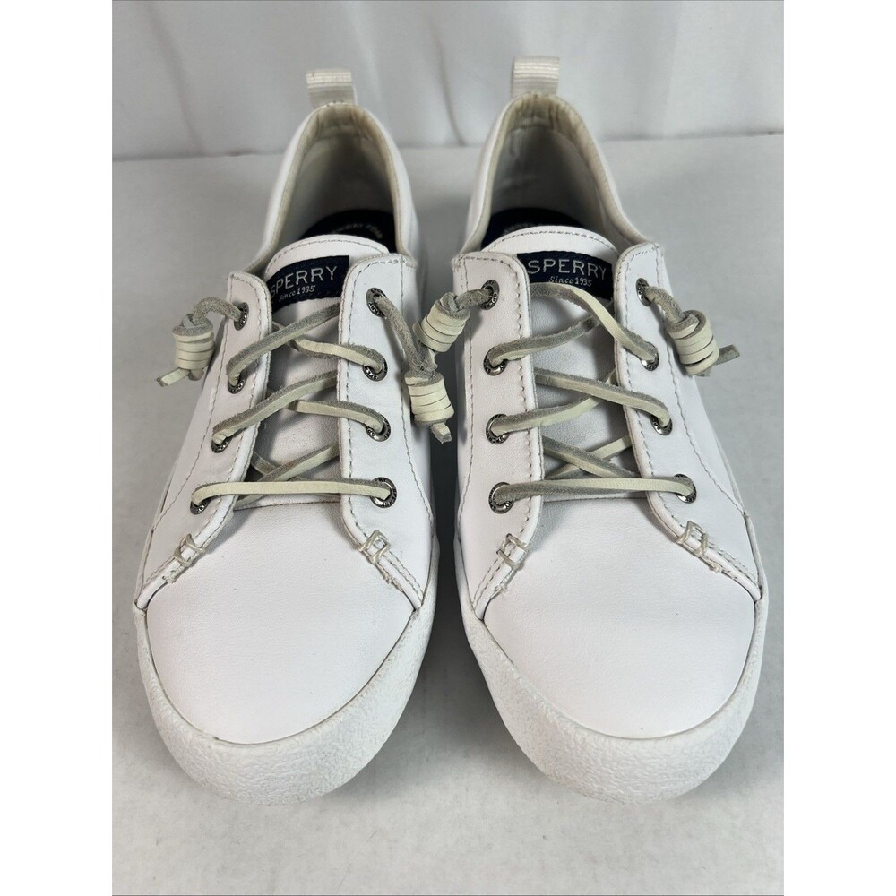 Women’s Size 7.5 Sperry Crest Vibe leather sneakers with a low-top design